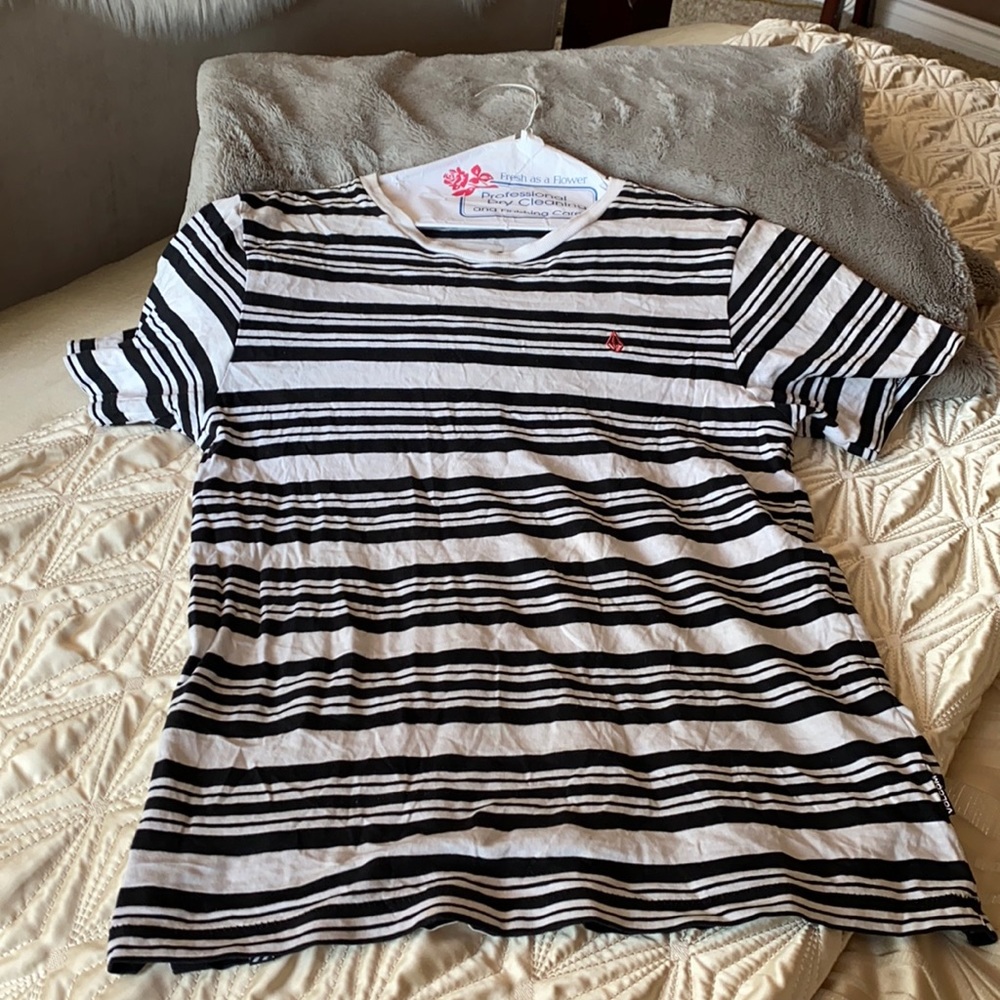 Volcom boys shirt.